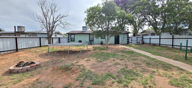 Building Photo - 600 Zeneta Ave