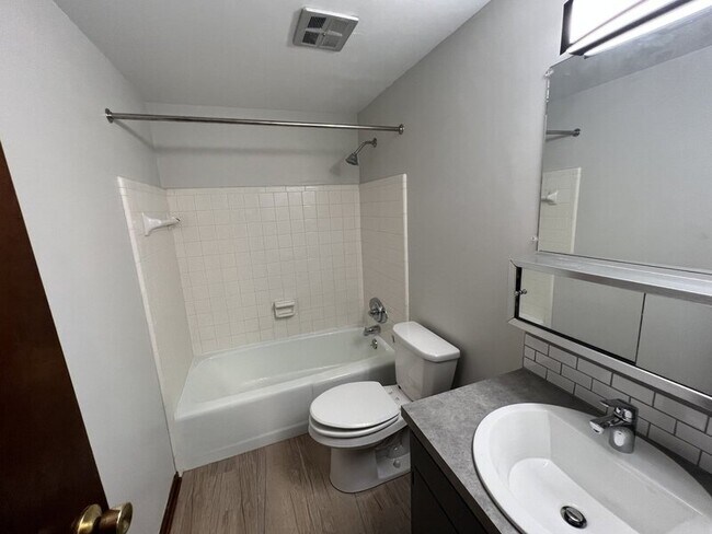 Building Photo - 2068 Andrew St SE