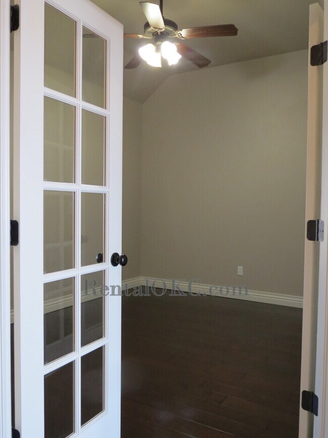 Building Photo - Stunning 3 Bed/2 Bath with office with bea...