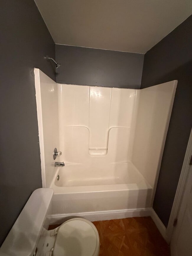 Building Photo - Comfort Meets Convenience — Move-In Ready!