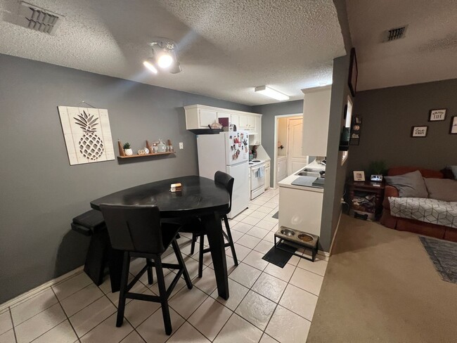 Building Photo - Available NOW! 2 bed 2 bath 2 car garage