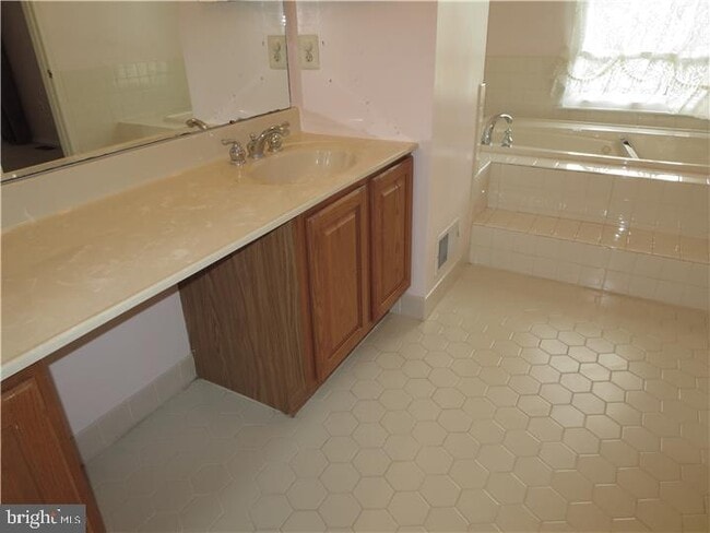 Building Photo - 33 Ketley Pl