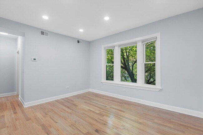 Building Photo - 3805 W Belle Plaine Ave