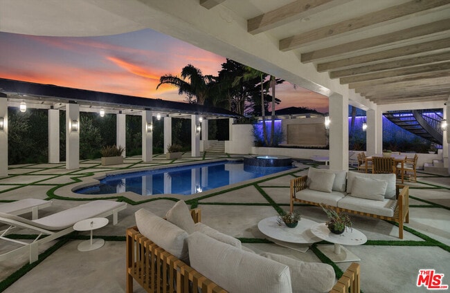 Building Photo - 7052 Dume Dr