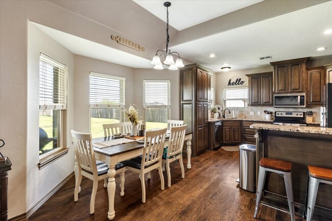 Building Photo - 8398 SW Sun Valley Dr