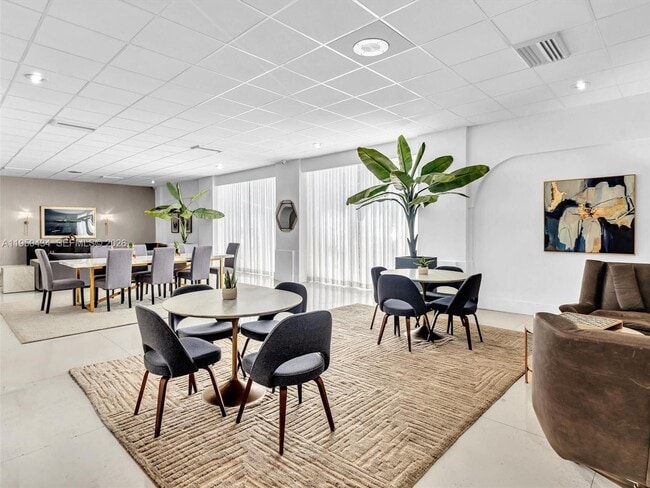 Building Photo - 3140 S Ocean Dr