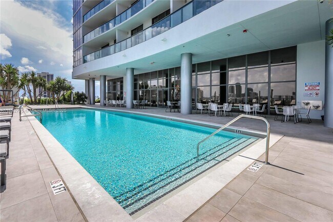 Building Photo - 1600 NE 1st Ave