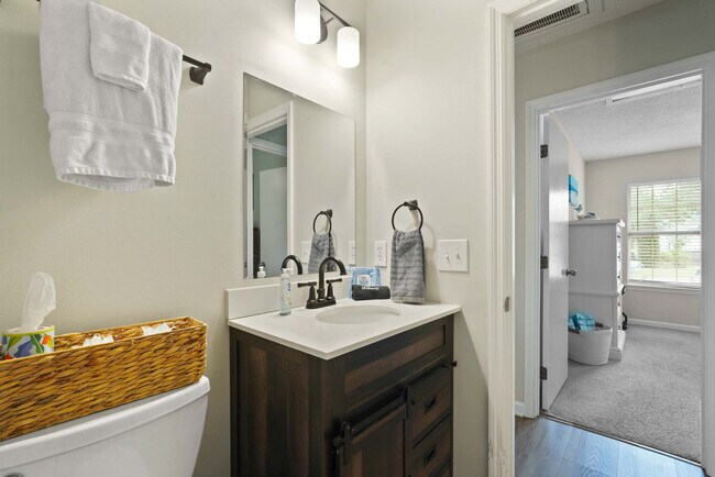 Building Photo - 529 Pointe S Dr