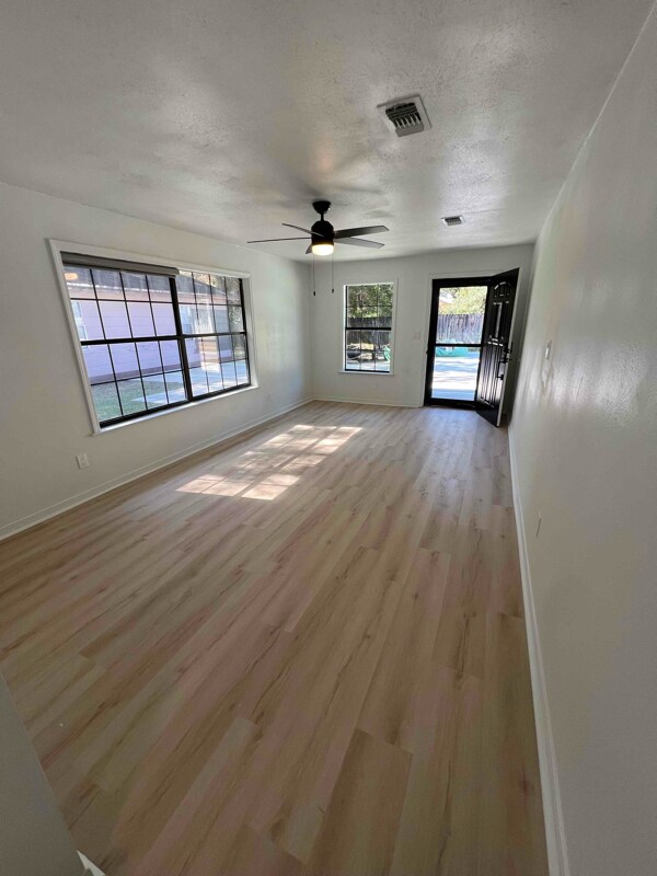 Building Photo - 531 Ditmar St