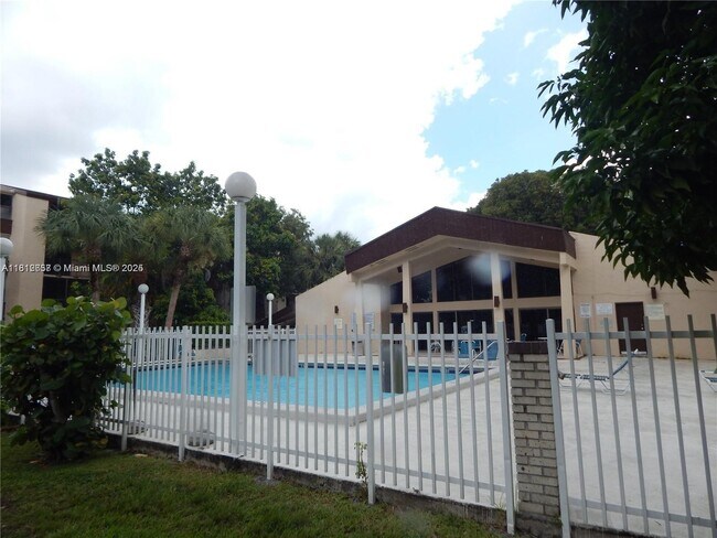 Building Photo - 14601 N Kendall Dr