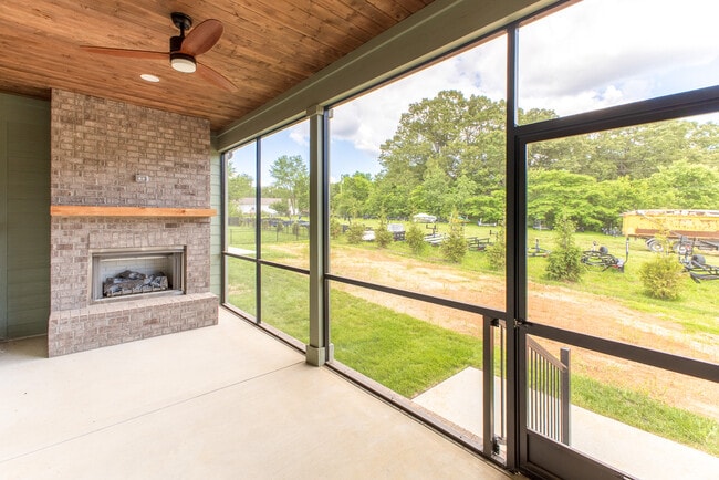 Building Photo - 592 River Watch Way