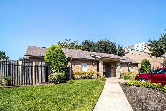 Building Photo - 913 Memorial Village Dr