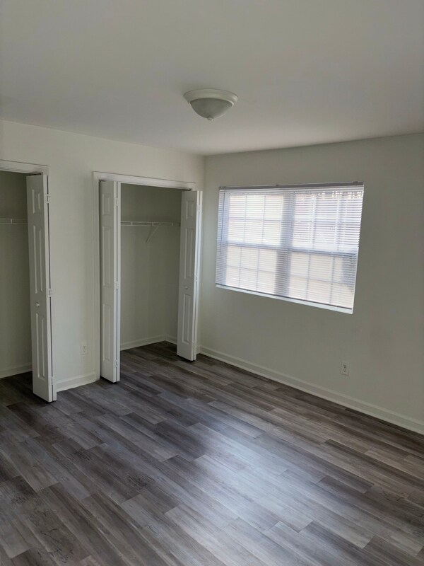 Building Photo - 4900 Central Dr