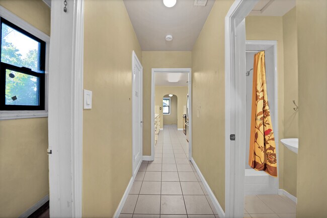 Building Photo - 1301 S Lee Ave