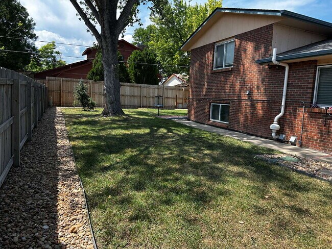 Building Photo - AVAILABLE OCTOBER! Wonderful 3 bed/2 bath ...