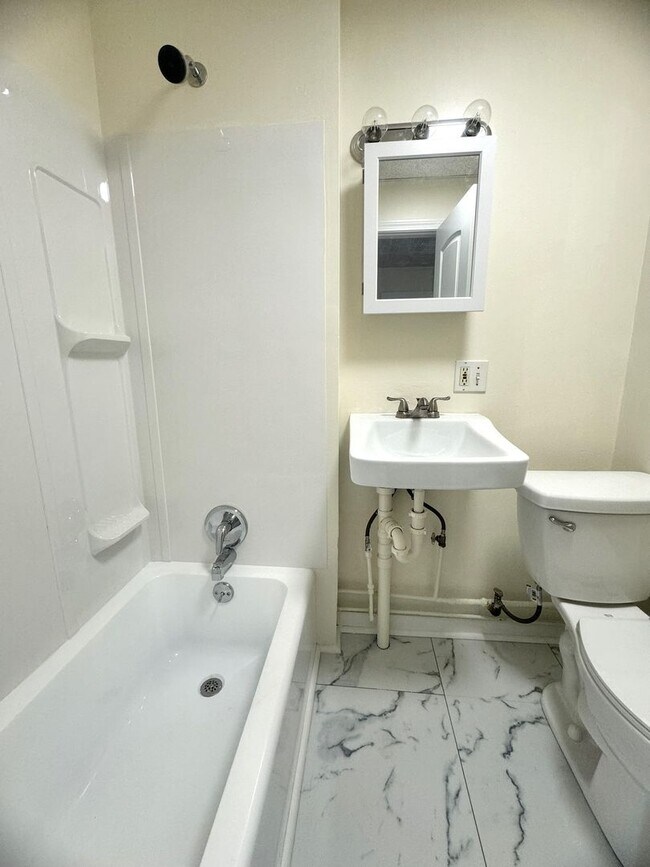 Building Photo - 4 Central St