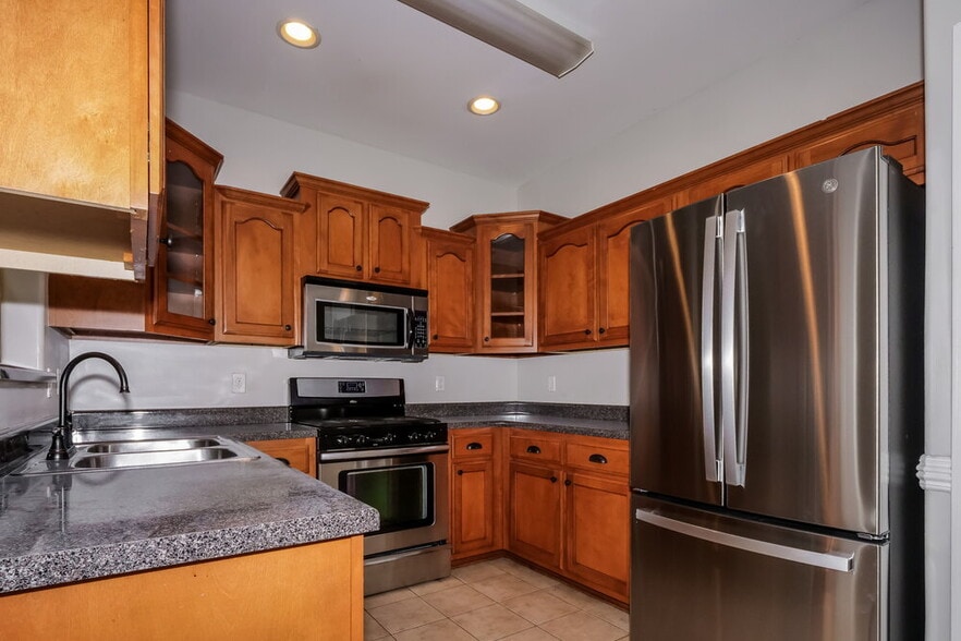 Building Photo - 450 Garden Springs Dr