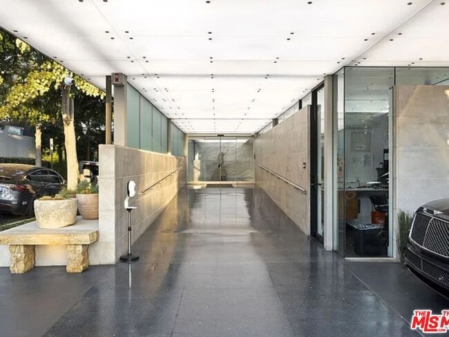 Building Photo - 818 N Doheny Dr