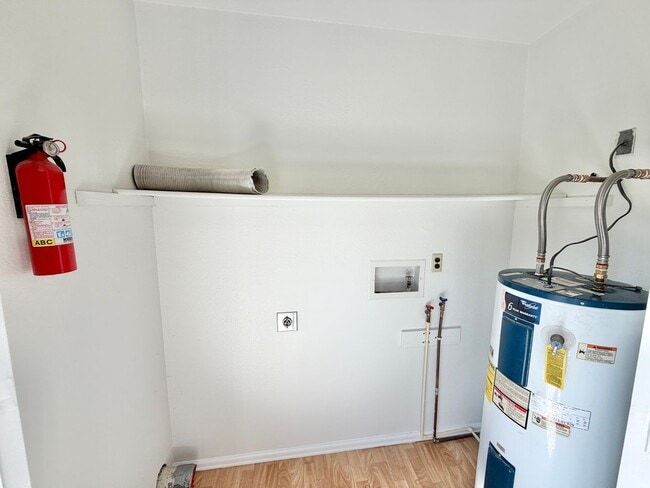 Building Photo - Two-Level 2BR with Fenced Yard & Washer/Dryer Hookups