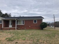 Building Photo - MOVE-IN READY!