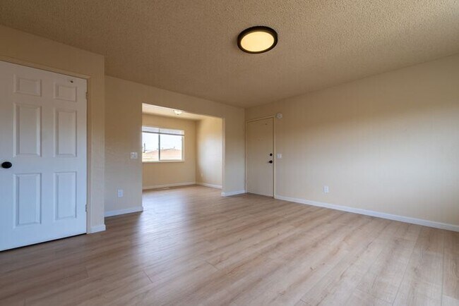 Building Photo - Newly Remodeled 2 bedroom 1 bathroom Seaside Apartment!