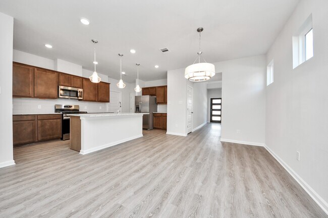 Building Photo - 15523 Foresail Ln