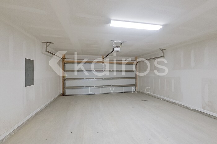 Building Photo - 413 Mango Dr