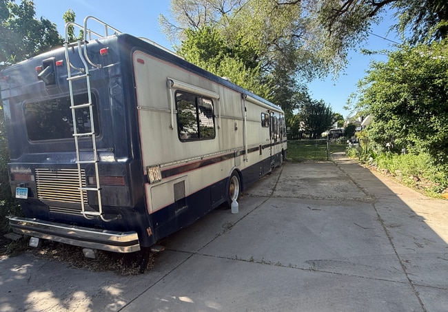 Building Photo - Cute Lehi rambler with tons of yard space ...