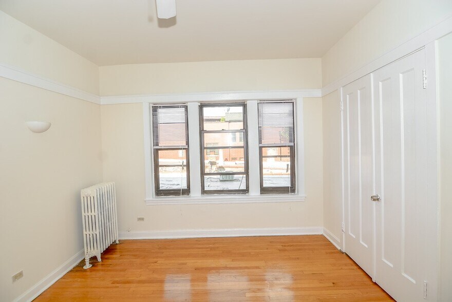 Building Photo - 821 W Waveland Ave
