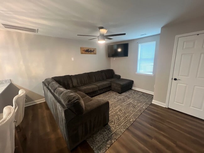 Building Photo - FULLY FURNISHED - Beautiful 1 Bed, 1 Bath Located in Historic Germantown w/ Flexible Lease Terms!