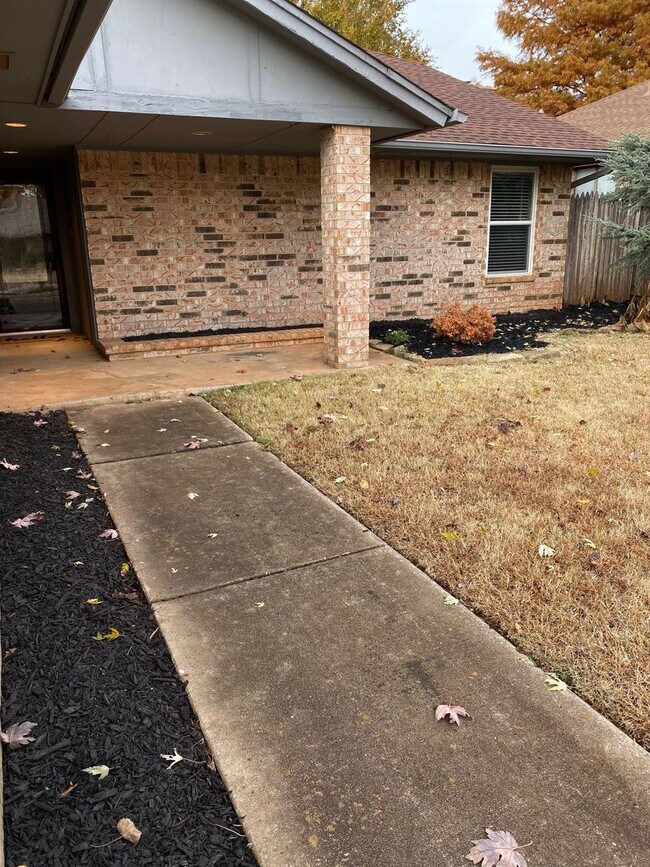 Building Photo - 2805 Summerfield Dr