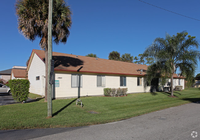 Primary Photo - Rosewood Apartments