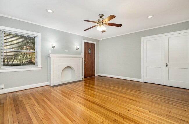 Building Photo - 5924 La Vista Dr