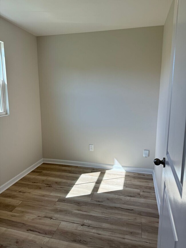 Building Photo - Price & Location!