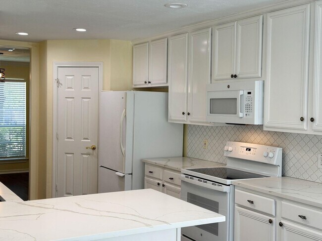 Building Photo - 27 N Queenscliff Cir