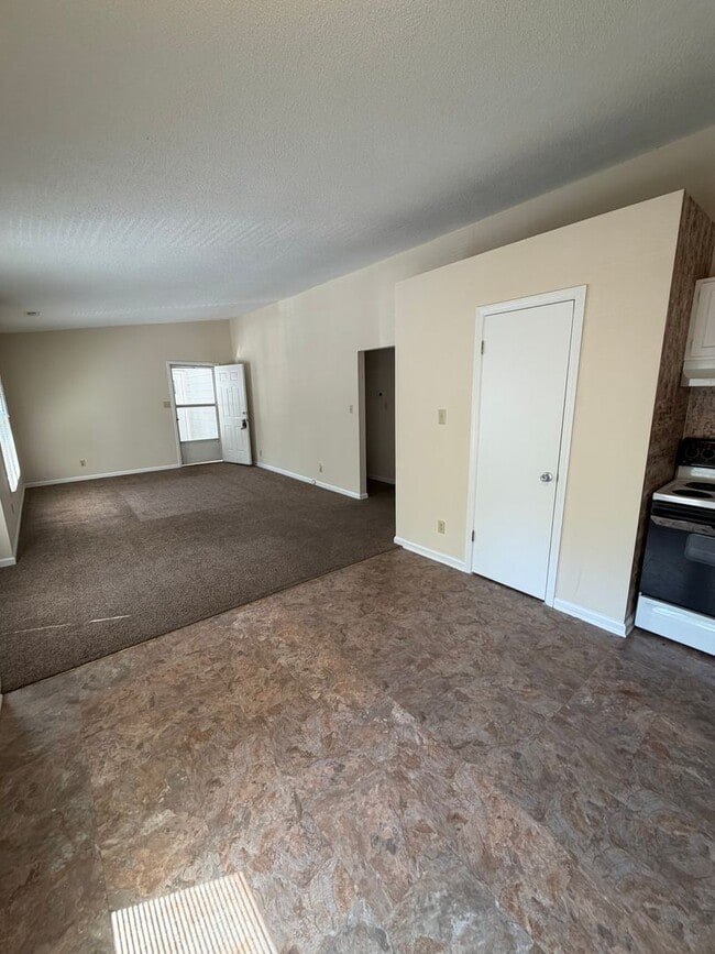 Building Photo - Carrboro / Brighton Sq. Apt. AVAILABLE