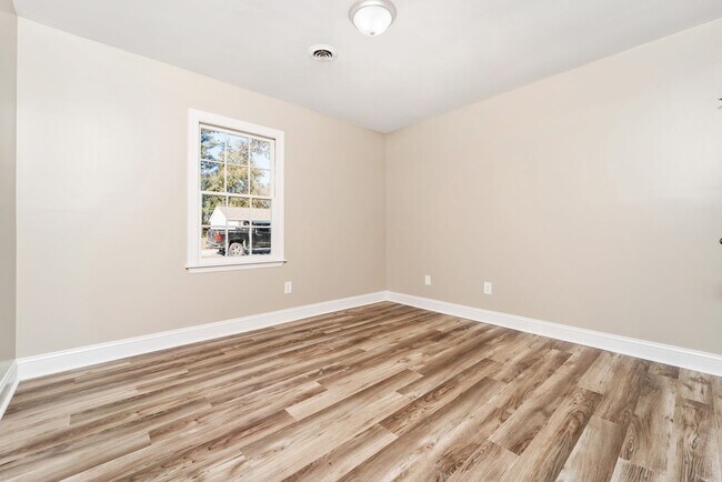 Building Photo - 136 Sandy Dr