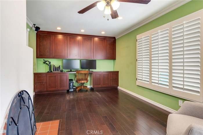 Building Photo - 1049 El Mirador Dr