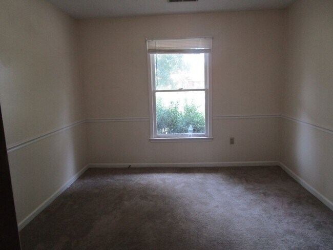 Building Photo - 40 Travis Ct