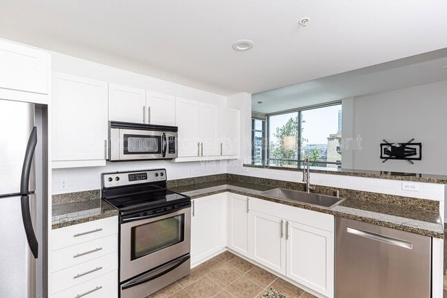 Building Photo - 253 Tenth Avenue