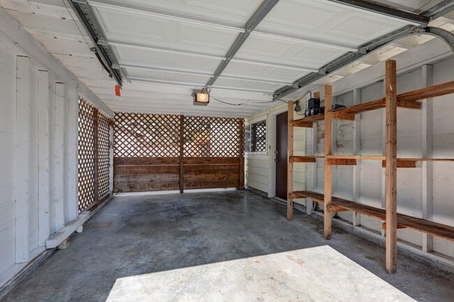 Building Photo - Lovely 4BR 1.75BA Bellevue Tri-Level Home