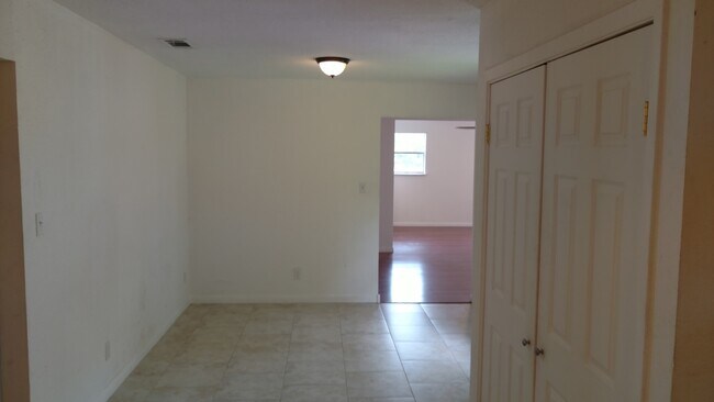 Building Photo - Nice older house in N Austin