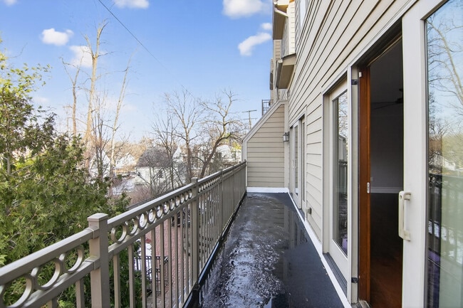 Building Photo - 934 W Huron St