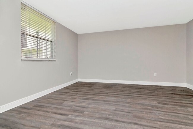 Building Photo - Ground Floor - Corner/End Unit - Upgraded ...