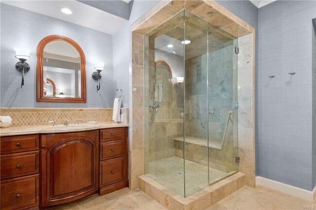 Building Photo - Charming Coastal Retreat in the Heart of Laguna Beach