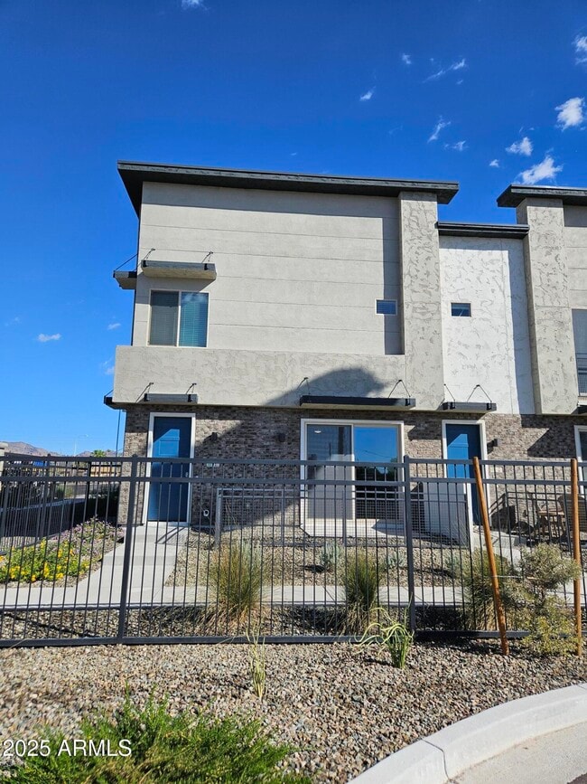 Primary Photo - 651 N Ironwood Dr