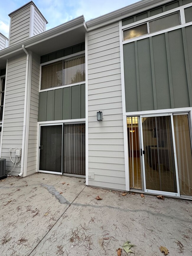 Building Photo - Spacious 2 Story Townhome - 3 Bedrooms, 2 ...