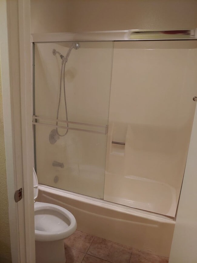 Building Photo - 2 Bed/2.5 Bath Townhouse w/2 Car Attached ...