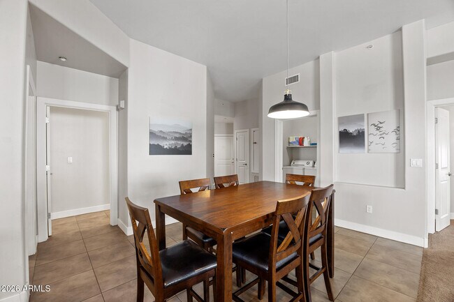 Building Photo - 945 E Playa Del Norte Dr