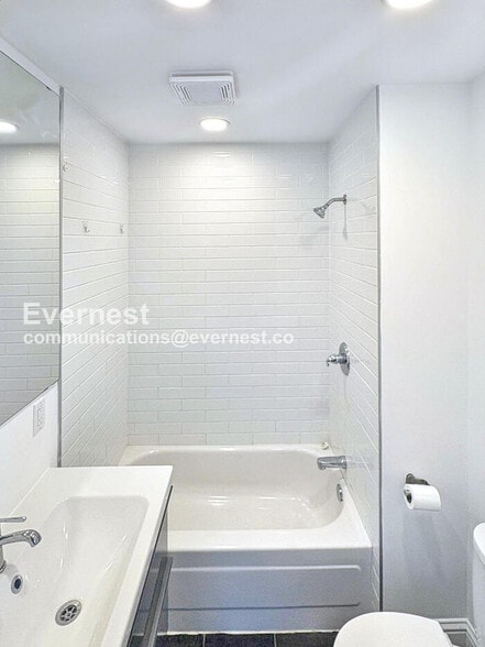 Building Photo - 905 Pine St